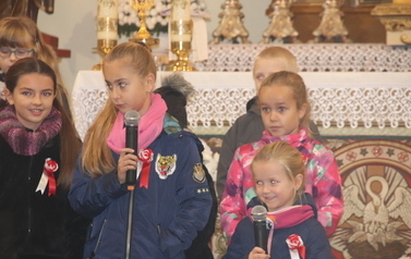 Dwie dziewczynki recytują wiersz