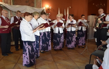 Klub seniora śpiewa piosenkę