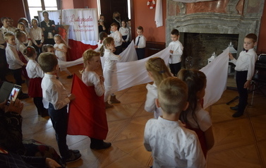 Przedszkolaki tańczą z flagami