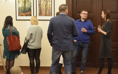 Grupa ludzi rozmawia ze sobą
