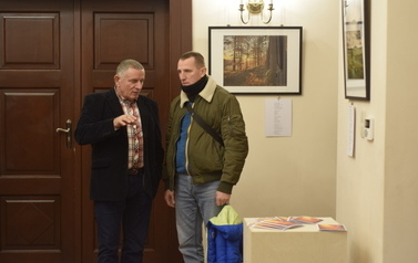 Dwoje mężczyzn rozmawia ze sobą.