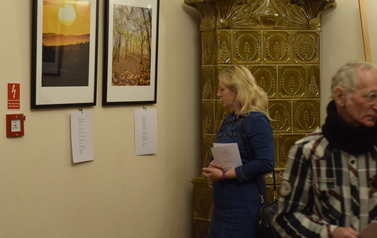 Kobieta przejęta czyta poezję Marcina Kopij