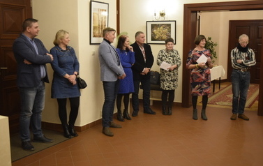 Grupa ludzi podczas wernisażu