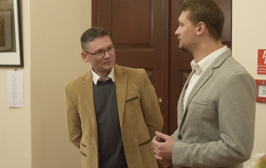 Marcin Kopij rozmawia z drugim mężczyzną.