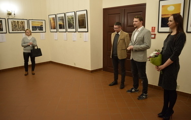 Marcin Kopij, dyrektor GOKiB w Gaworzycach oraz pomysłodawca Galerii Formaty  otwierają wernisaż.