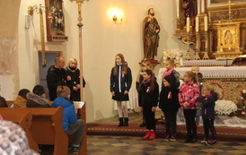 Grupa dzieci w kościele w Kłobuczynie