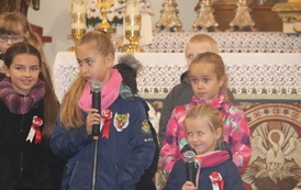 Dwie dziewczynki recytują wiersz