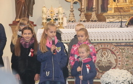 Dwie dziewczynki recytują wiersz