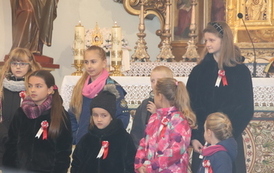 Chłopiec recytuje wiersz