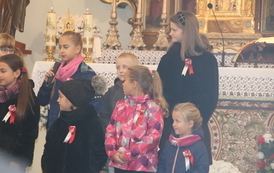 Dziewczynka recytuje wiersz