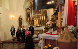 Grupa dzieci występujących w kościele