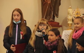 Dziewczynka śpiewająca piosenkę