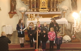 Dzieci z Kłobuczyna w kościele przygotowują się do występu
