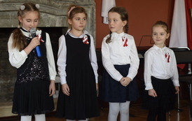 Cztery małe dziewczynki recytują wiersz