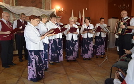 Klub seniora śpiewa piosenkę