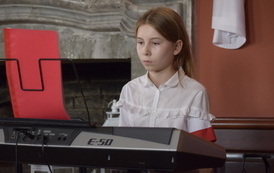 Dziewczynka grająca na keyboardzie 