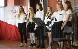 Grupa dziewczyn śpiewająca piosenkę