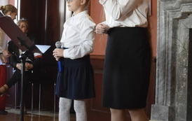 Dwie dziewczyny śpiewają piosenkę