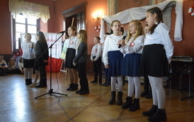 Grupa dziewczynek śpiewa piosenkę