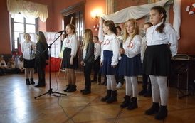 Dziewczynki w rzędzie śpiewają piosenkę