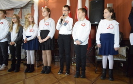 Uczniowie w galowych strojach