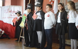 Uczniowie szkoły podstawowej przedstawiają inscenizację