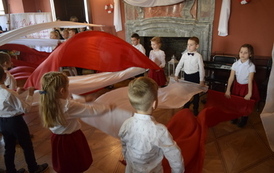 Przedszkolaki tańczą z flagami 