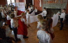 Przedszkolaki tańczą z flagami