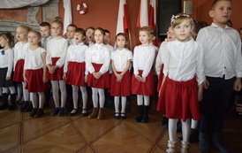 Przedszkolaki w  biało-czerwonych strojach 