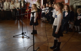Dwie dziewczynki recytują wiersz do mikrofon&oacute;w
