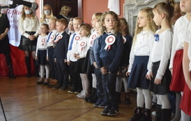 Rząd przedszkolak&oacute;w występujący podczas uroczystości