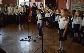 Dwoje przedszkolak&oacute;w recytuje wiersz