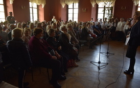 Widownia oglądająca występy z okazji 11 listopada