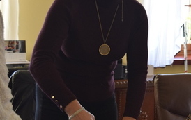 Kobieta w goglach pr&oacute;buje nalać wodę do szklanki. Druga kobieta jej pomaga.