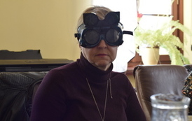 Zdjęcie portretowe kobiety w goglach. Patrzy na wprost.